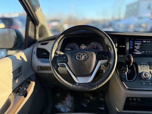 Used 2017 Toyota Sienna XLE Premium image 16