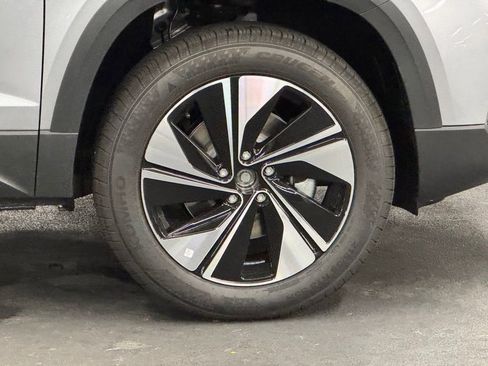 New 2025 Volkswagen Taos SE image 36