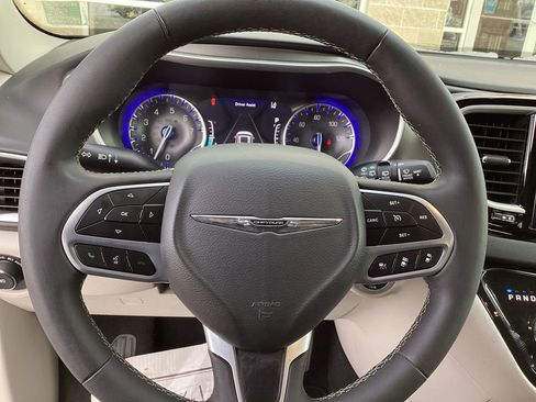 Used 2024 Chrysler Pacifica Touring-L image 35