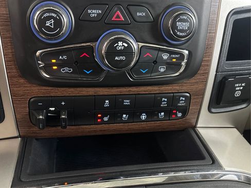 Used 2018 RAM 1500 Laramie w/ Convenience Group AWD/4WD image 43