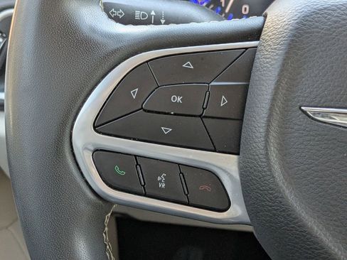 Used 2022 Chrysler Pacifica Touring-L image 25