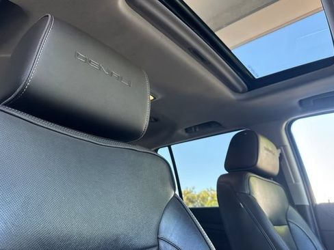 Used 2019 GMC Yukon XL Denali AWD/4WD image 18