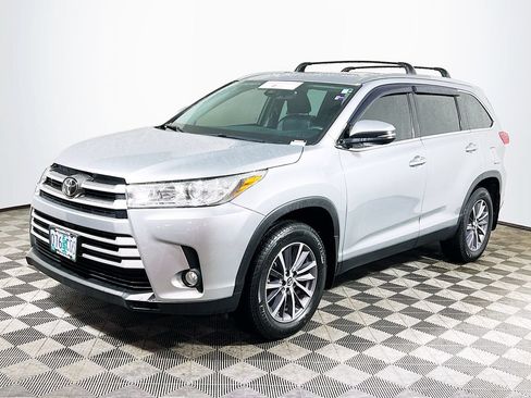 Certified 2019 Toyota Highlander XLE AWD/4WD image 3