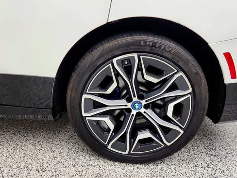 Used 2024 BMW iX xDrive50 w/ Sport Package AWD/4WD image 9