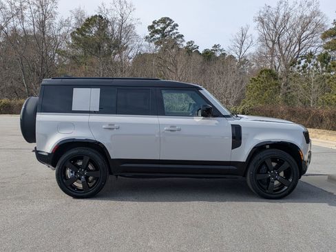 New 2026 Land Rover Defender 110 X-Dynamic SE image 4