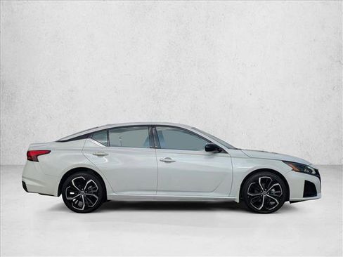 Used 2023 Nissan Altima 2.5 SR w/ SR Premium Package image 4
