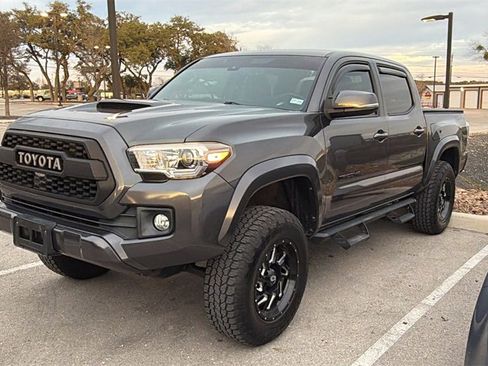 Used 2018 Toyota Tacoma TRD Sport image 15