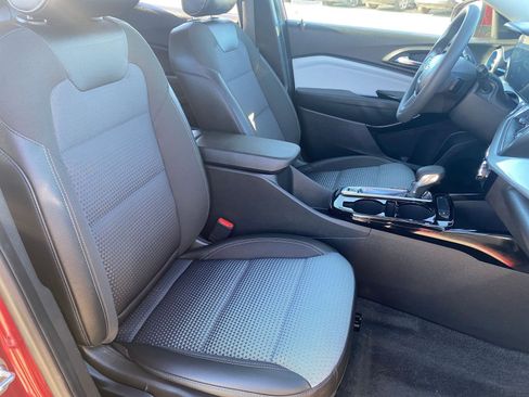 Used 2025 Chevrolet Trax LT image 36