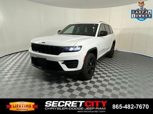Used 2023 Jeep Grand Cherokee Altitude AWD/4WD image 3