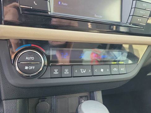 Used 2016 Toyota Corolla LE image 19