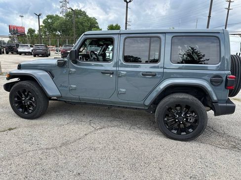 Used 2025 Jeep Wrangler Unlimited Sahara w/ Safety Group AWD/4WD image 4