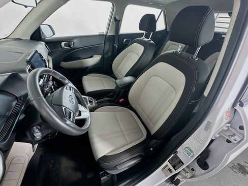 Used 2025 Hyundai Venue SEL FWD image 13
