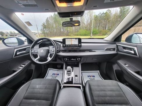 Used 2024 Mitsubishi Outlander SE image 15