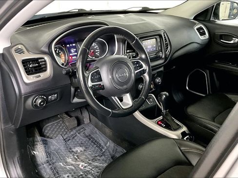 Used 2018 Jeep Compass Latitude w/ Cold Weather Group image 13