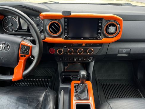 Used 2020 Toyota Tacoma TRD Sport image 11