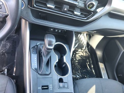 Used 2021 Toyota Highlander LE FWD image 19
