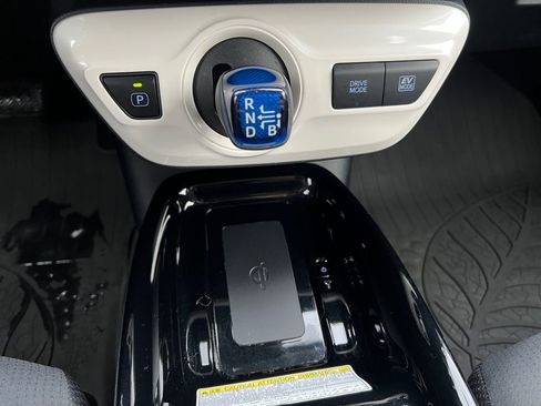 Certified 2018 Toyota Prius Three image 25