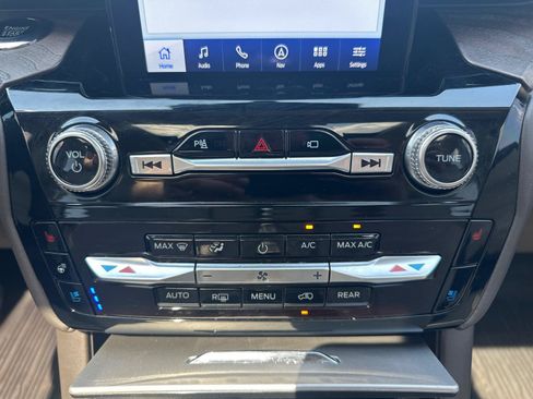 Used 2022 Ford Explorer Platinum w/ Technology Package AWD/4WD image 8