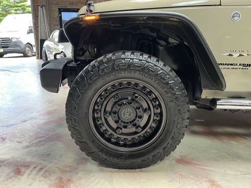 Used 2018 Jeep Wrangler Unlimited Sahara w/ Mopar Chrome Edition Group AWD/4WD image 30