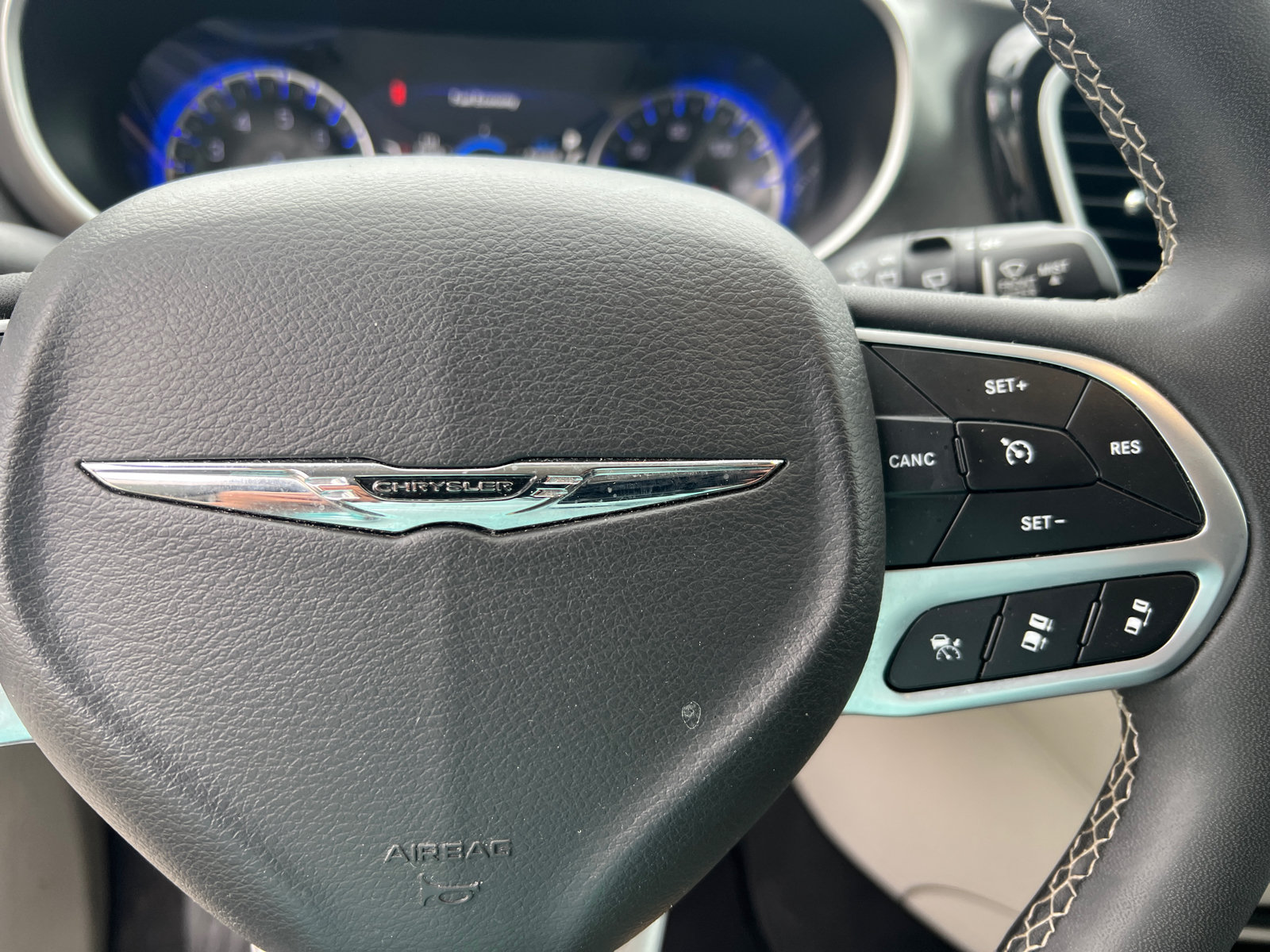 Used 2024 Chrysler Pacifica Touring-L FWD image 32