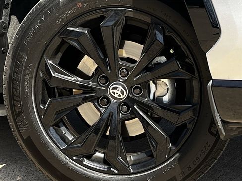 Used 2024 Toyota RAV4 SE image 29