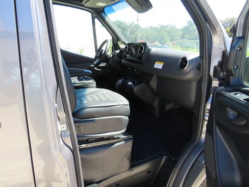 Used 2022 Mercedes-Benz Sprinter 4500 w/ Parking Package image 33