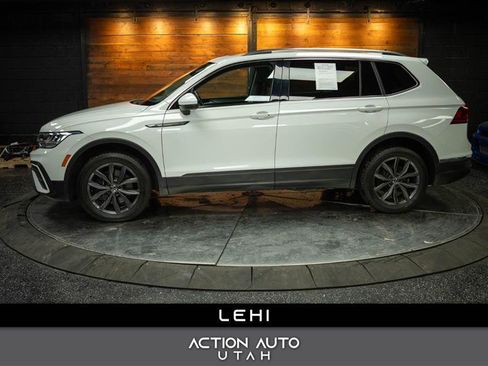 Used 2022 Volkswagen Tiguan SE w/ Panoramic Sunroof Package image 1