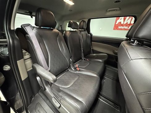 Used 2025 Kia Carnival FWD image 14
