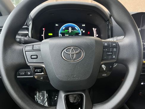 Used 2025 Toyota Camry LE image 28
