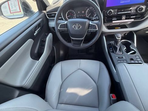 Used 2024 Toyota Highlander XLE AWD/4WD image 10