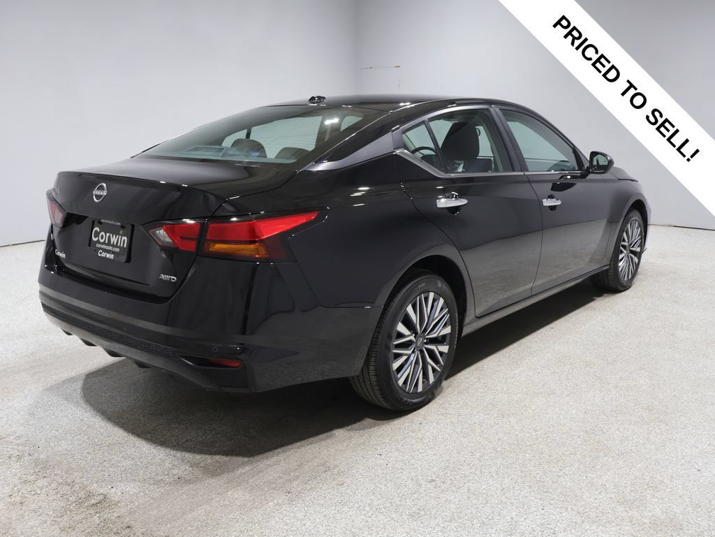 Used 2025 Nissan Altima 2.5 SV AWD/4WD image 2