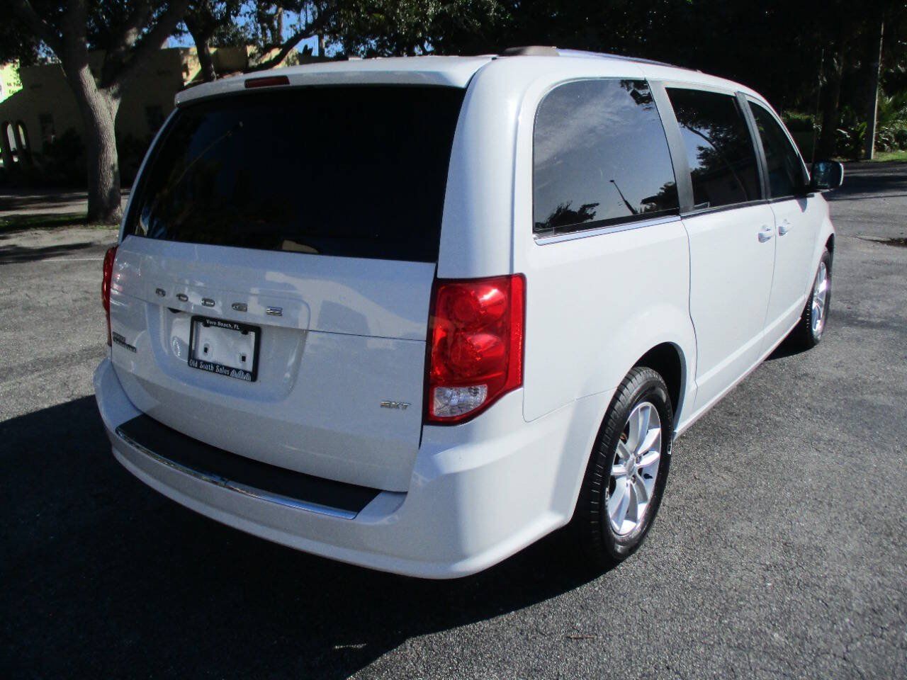 Used 2018 Dodge Grand Caravan SXT w/ Driver Convenience Group FWD image 9