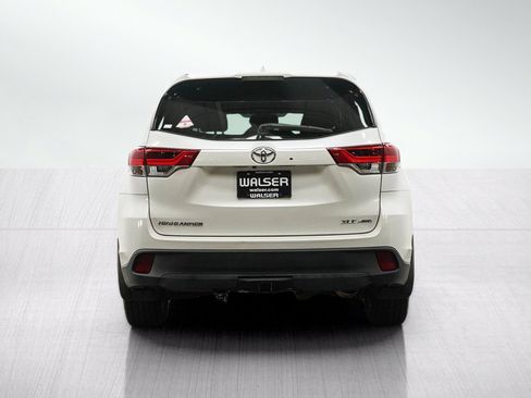 Used 2018 Toyota Highlander XLE AWD/4WD image 4