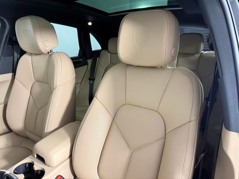 Certified 2025 Porsche Macan image 5