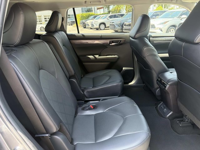 Used 2024 Toyota Highlander Platinum FWD image 20