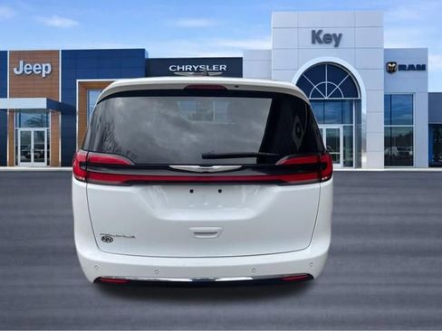 Used 2023 Chrysler Pacifica Touring-L FWD image 5