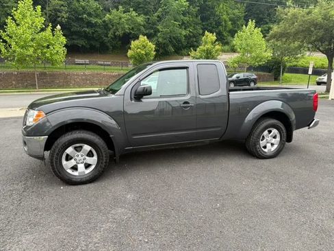 Used 2010 Nissan Frontier SE w/ SE Value Truck Pkg image 3