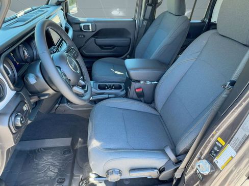 New 2025 Jeep Gladiator Sport image 5