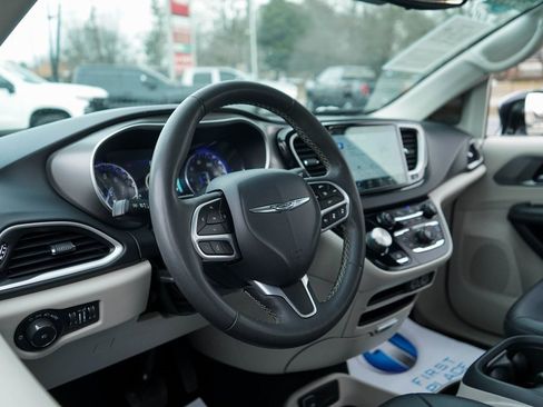 Used 2024 Chrysler Pacifica Touring-L image 5