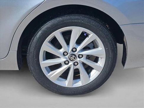 Used 2021 Toyota Camry LE image 5