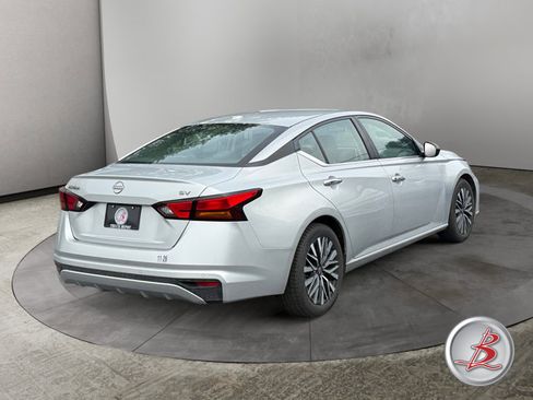 Used 2024 Nissan Altima 2.5 SV FWD image 7