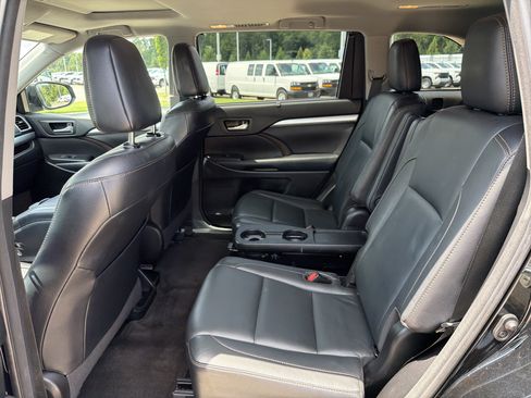 Used 2017 Toyota Highlander XLE FWD image 30