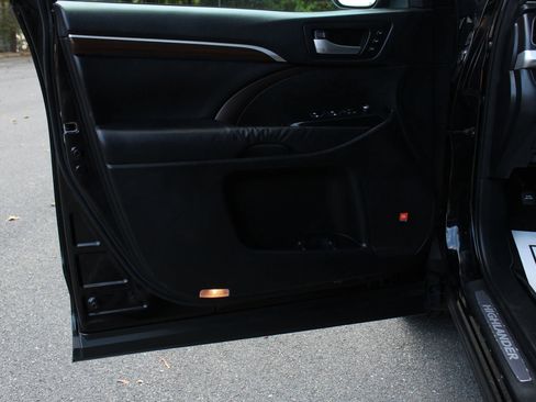 Used 2016 Toyota Highlander Limited Platinum image 12