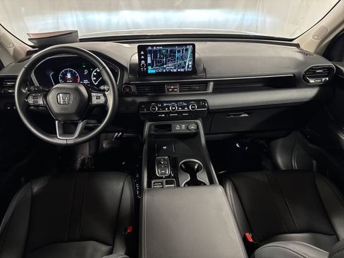 Used 2025 Honda Pilot Touring image 4