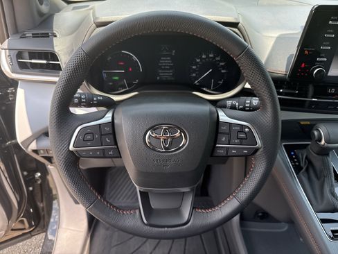 Used 2024 Toyota Sienna XSE image 25