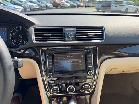 Used 2015 Volkswagen Passat 1.8T SEL Premium FWD image 15