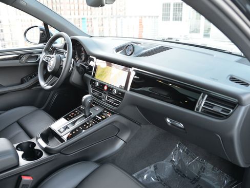 Certified 2025 Porsche Macan image 23