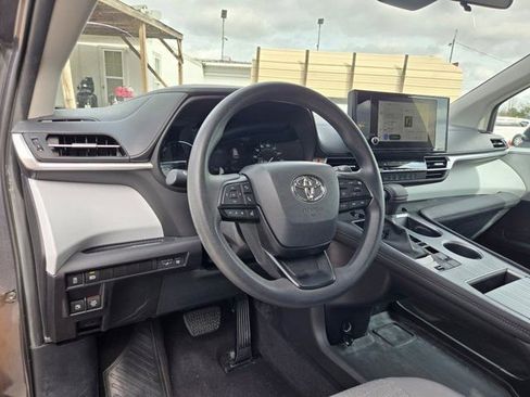 Used 2025 Toyota Sienna LE image 11