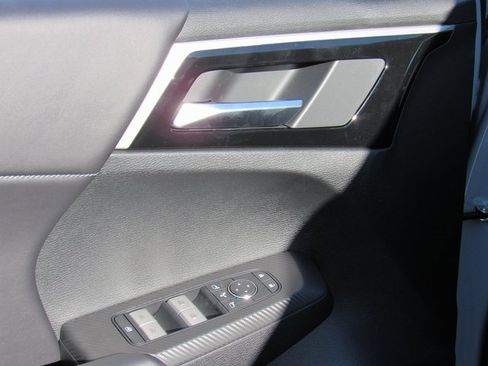 New 2025 Mitsubishi Outlander SE image 11