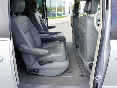 Used 2012 Volkswagen Routan SE image 12